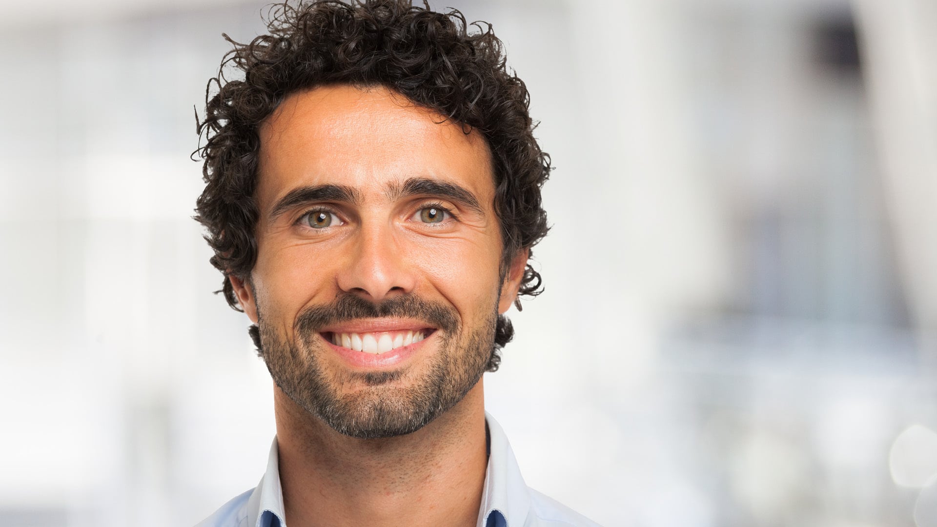 Image of a young man with white teeth thanks to teeth whitening in Albuquerque